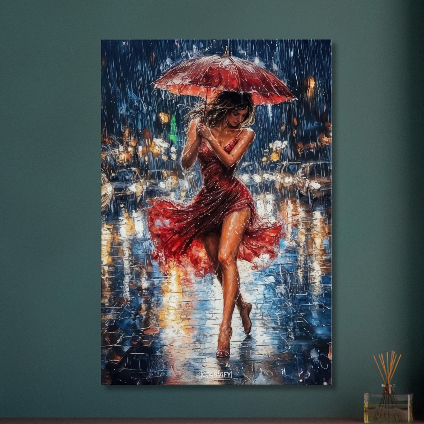 Schöne sexy Frau im roten Kleid und mit einem Regenschirm bei Nacht und Regen in der Stadt auf einer Leinwand