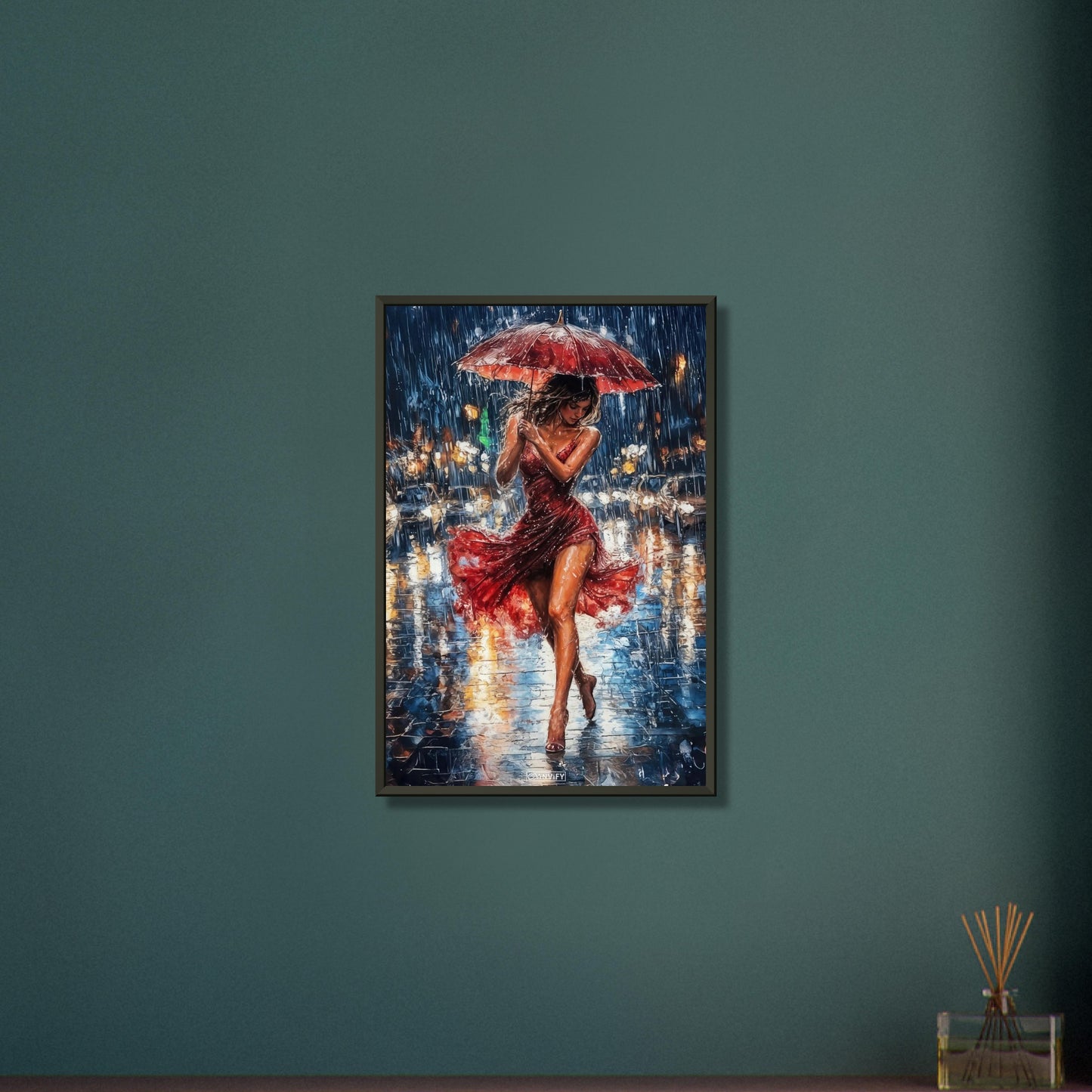 Schöne sexy Frau im roten Kleid und mit einem Regenschirm bei Nacht und Regen in der Stadt auf einem Poster im Metallrahmen