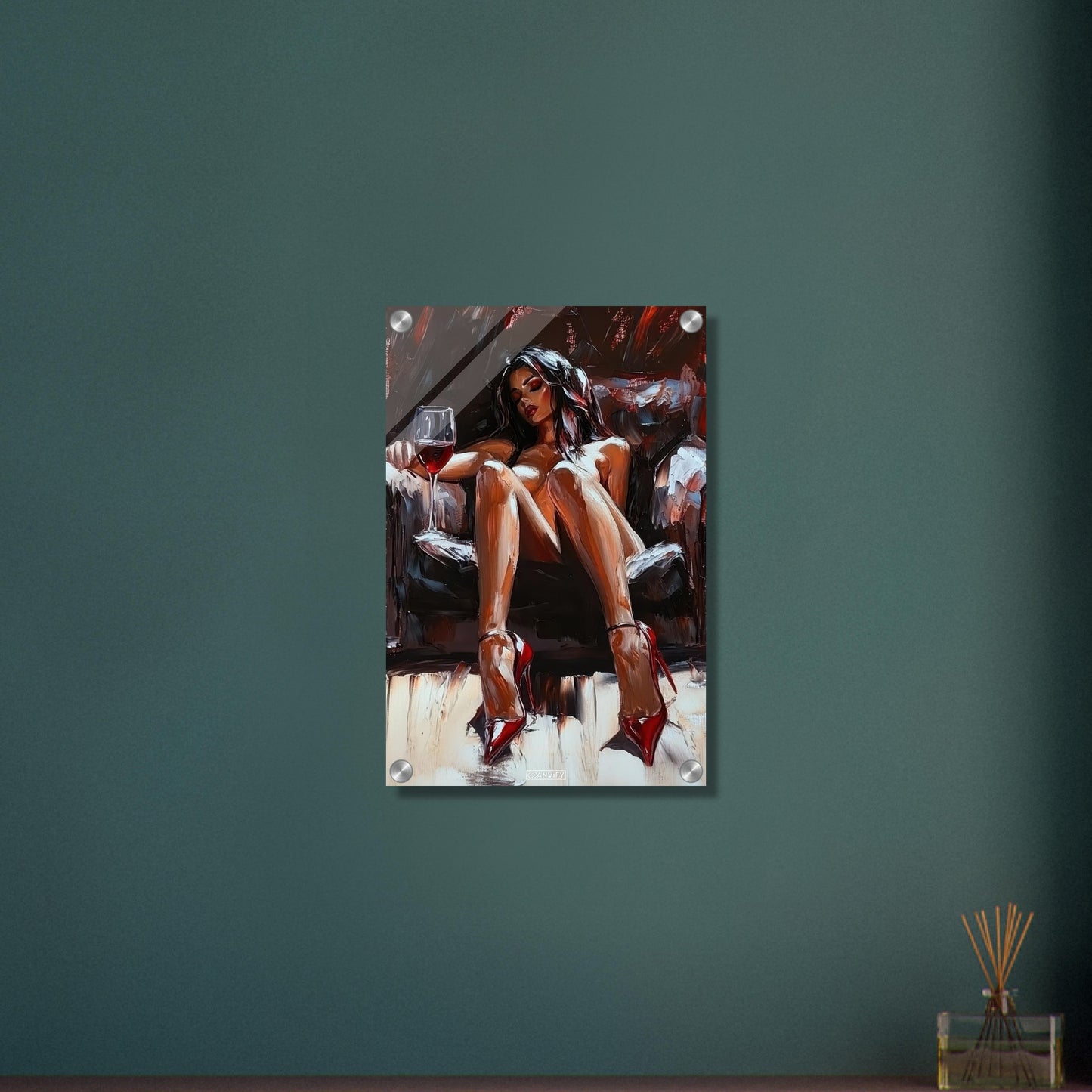 Sexy Frau mit einem Rotweinglas und roten Absatzschuhen auf einem Acrylbild