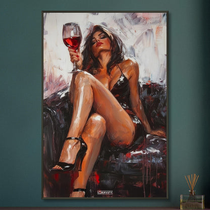 Sexy Frau mit einem Rotweinglas in der Hand auf dem Sofa auf einem Poster im Metallrahmen