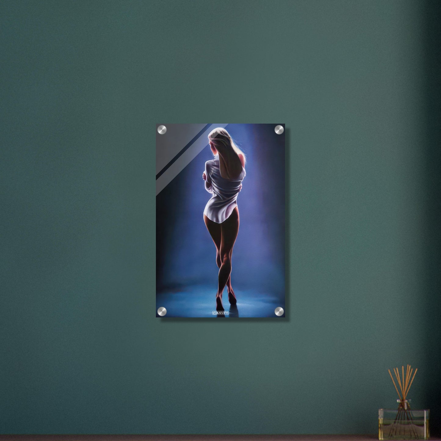 Sexy blonde Frau mit weißer Bluse auf einem Acrylbild