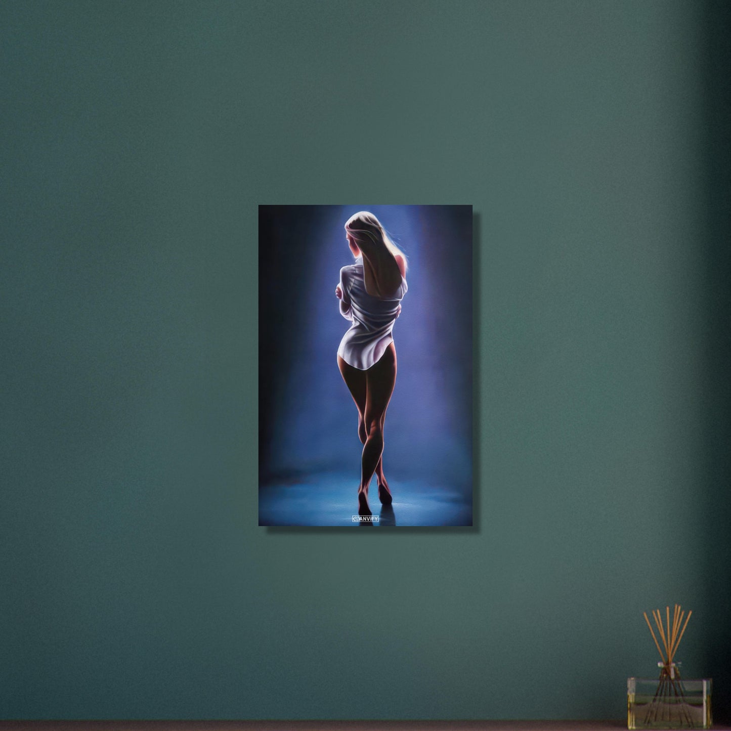 Sexy blonde Frau mit weißer Bluse auf Aluminium