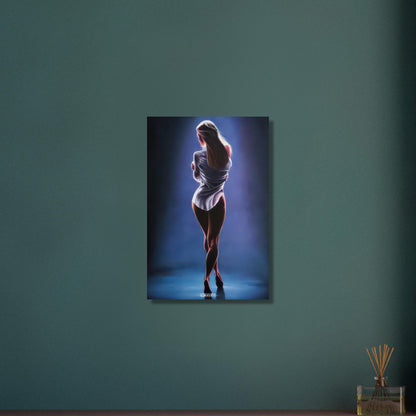 Sexy blonde Frau mit weißer Bluse auf Aluminium