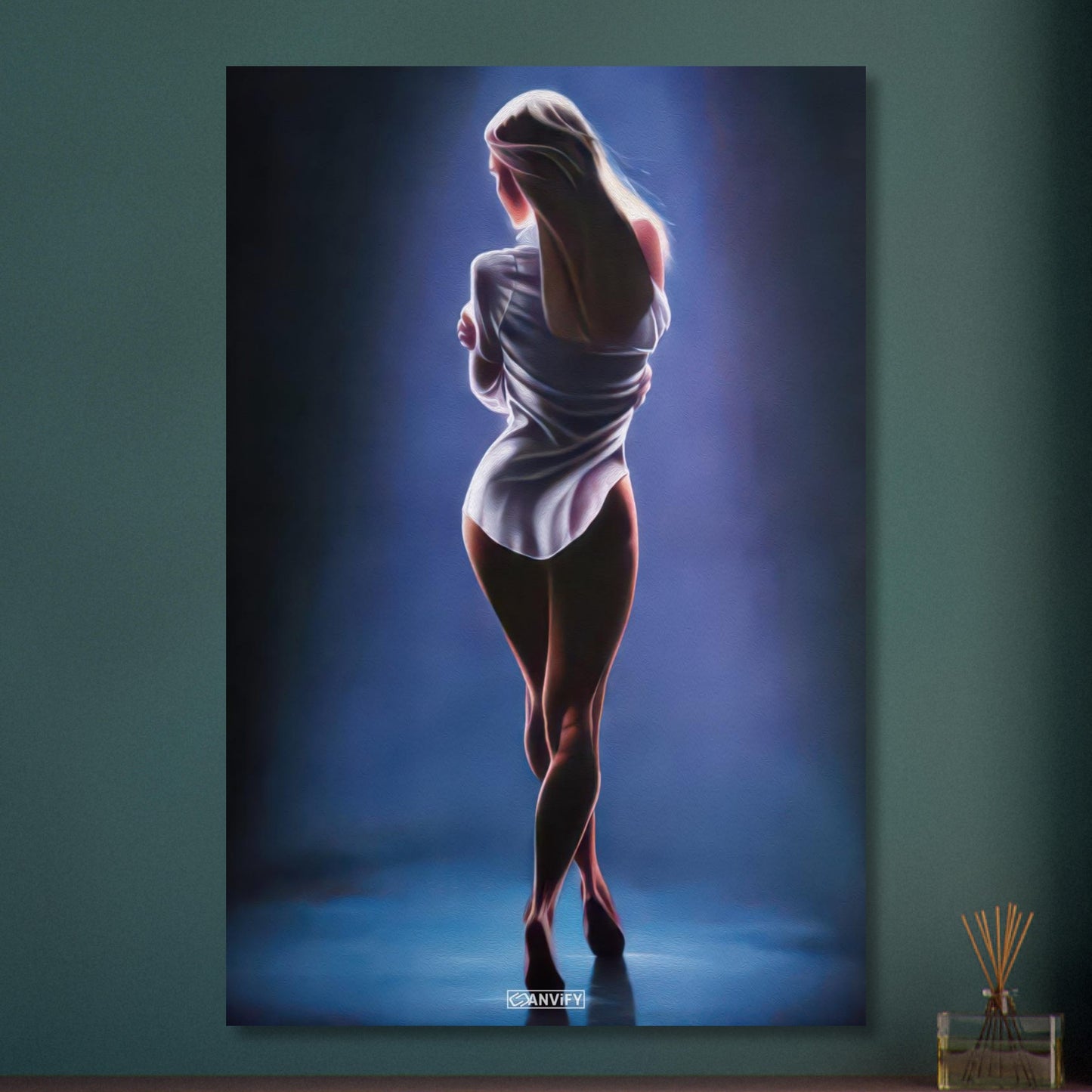 Sexy blonde Frau mit weißer Bluse auf Aluminium