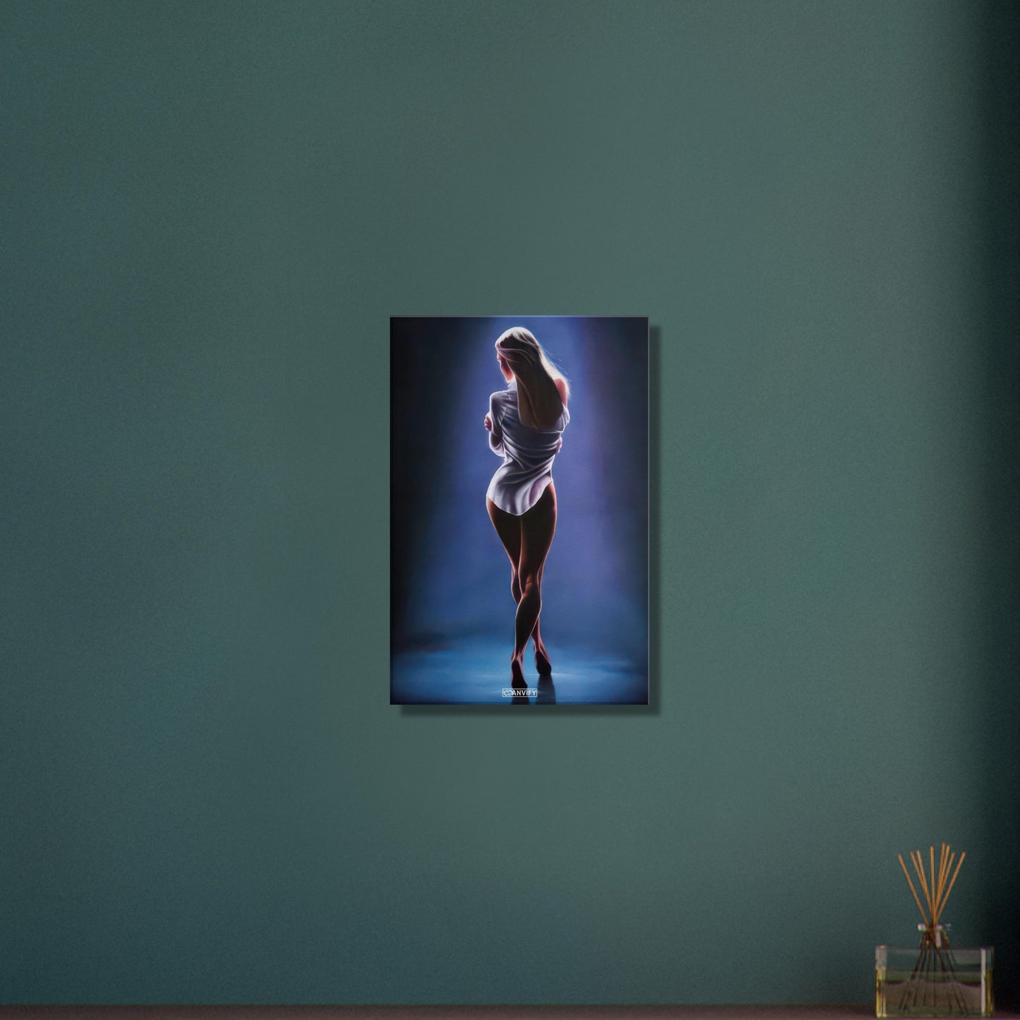 Sexy blonde Frau mit weißer Bluse auf einer Leinwand