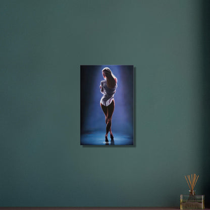 Sexy blonde Frau mit weißer Bluse auf einer Leinwand