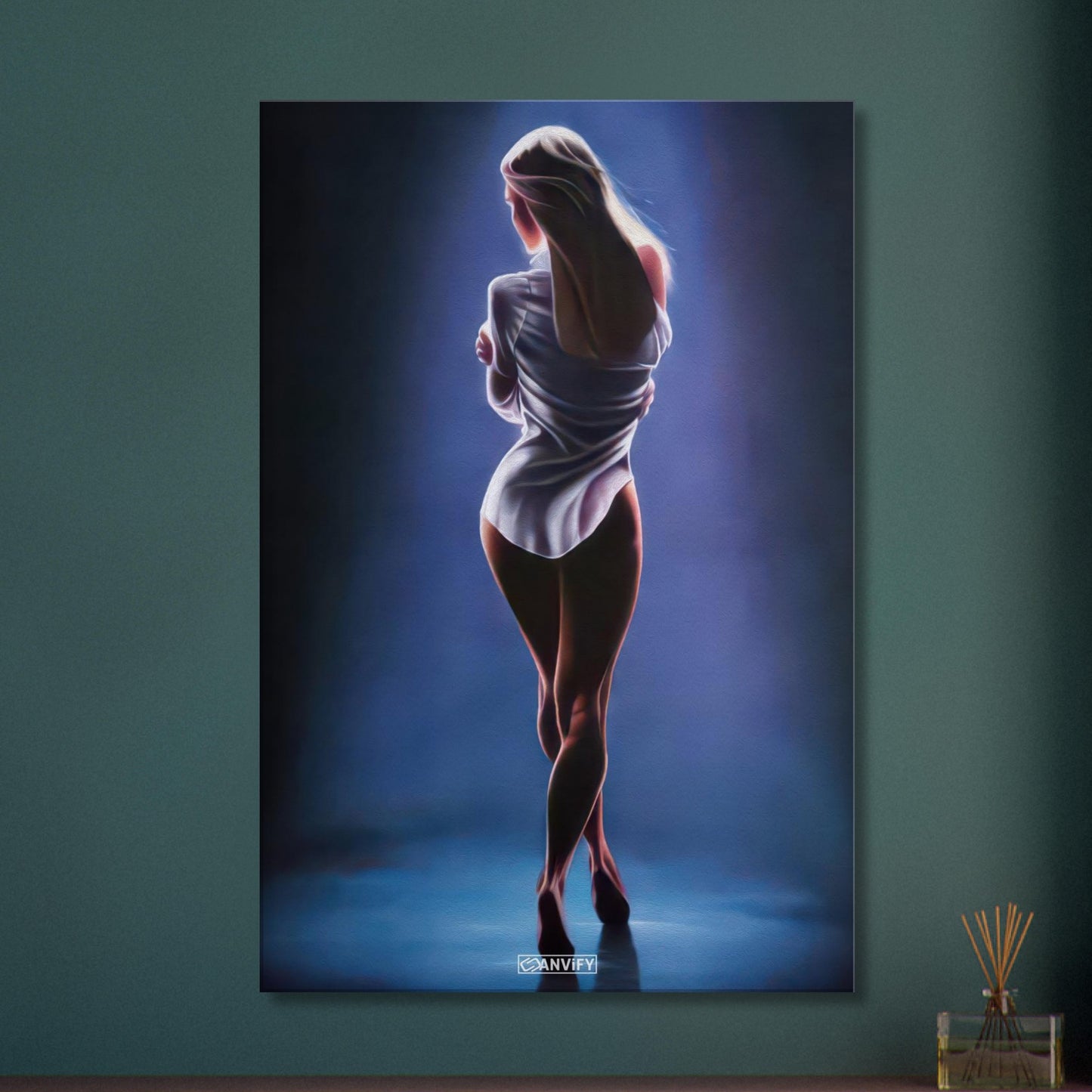 Sexy blonde Frau mit weißer Bluse auf einer Leinwand