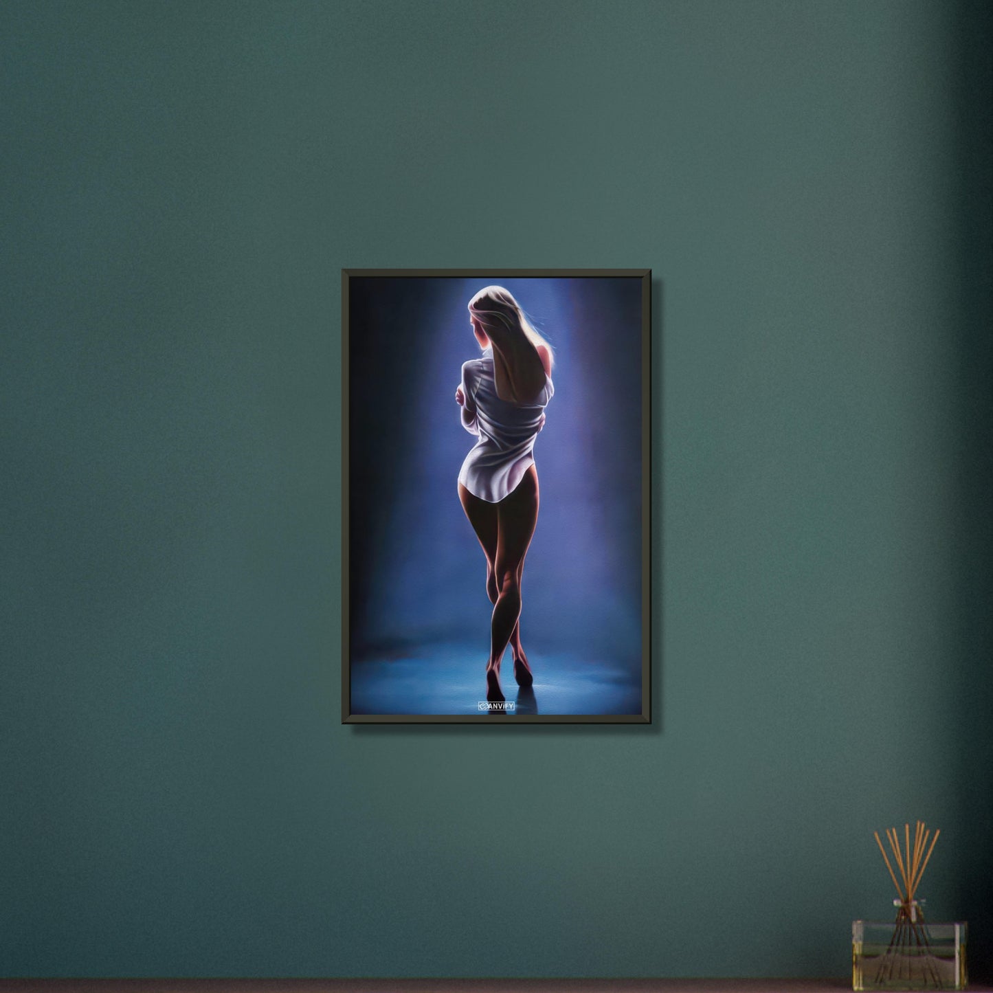 Sexy blonde Frau mit weißer Bluse auf einem Poster im Metallrahmen