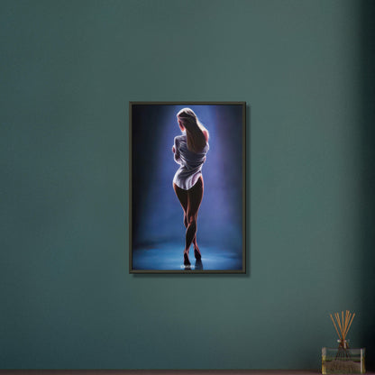 Sexy blonde Frau mit weißer Bluse auf einem Poster im Metallrahmen