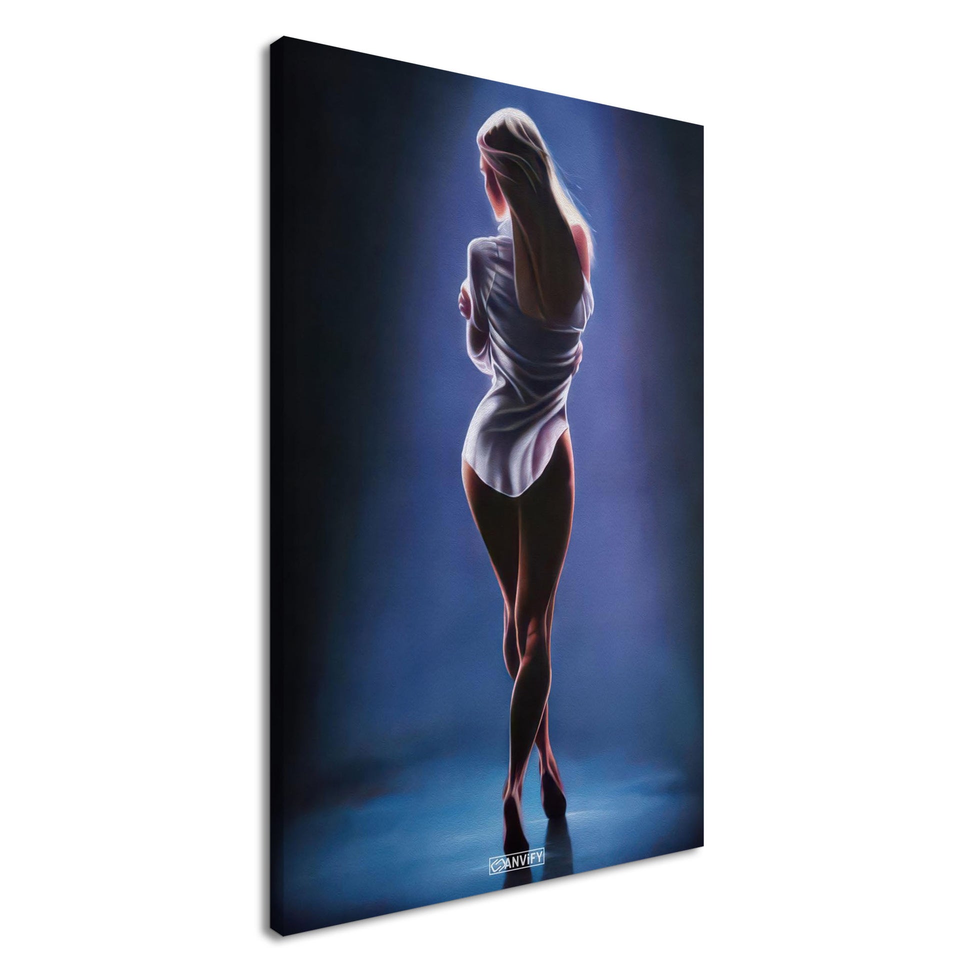 Sexy blonde Frau mit weißer Bluse auf einer Leinwand