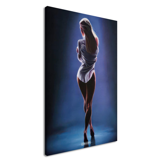 Sexy blonde Frau mit weißer Bluse auf einer Leinwand