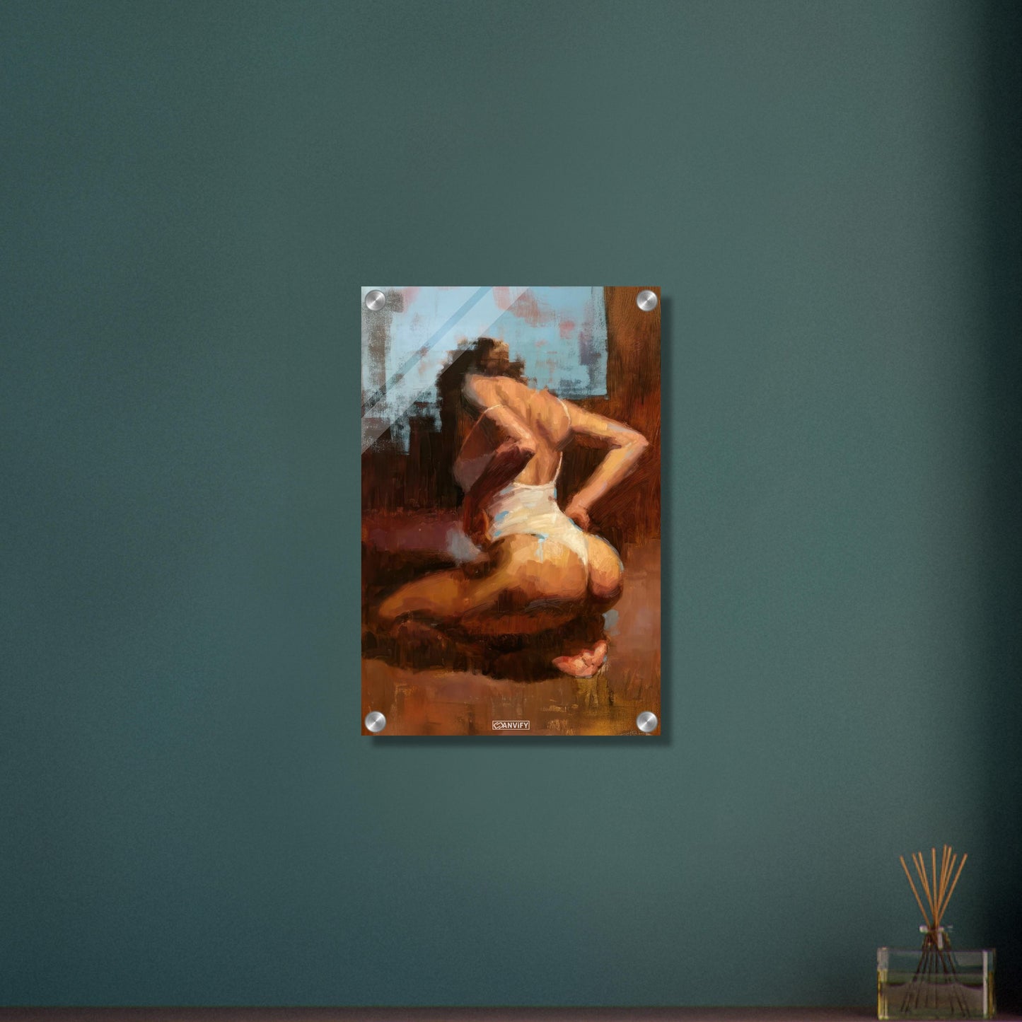 Schöne sexy Frau mit perfektem Körper im weißen Bodysuit auf einem Acrylbild