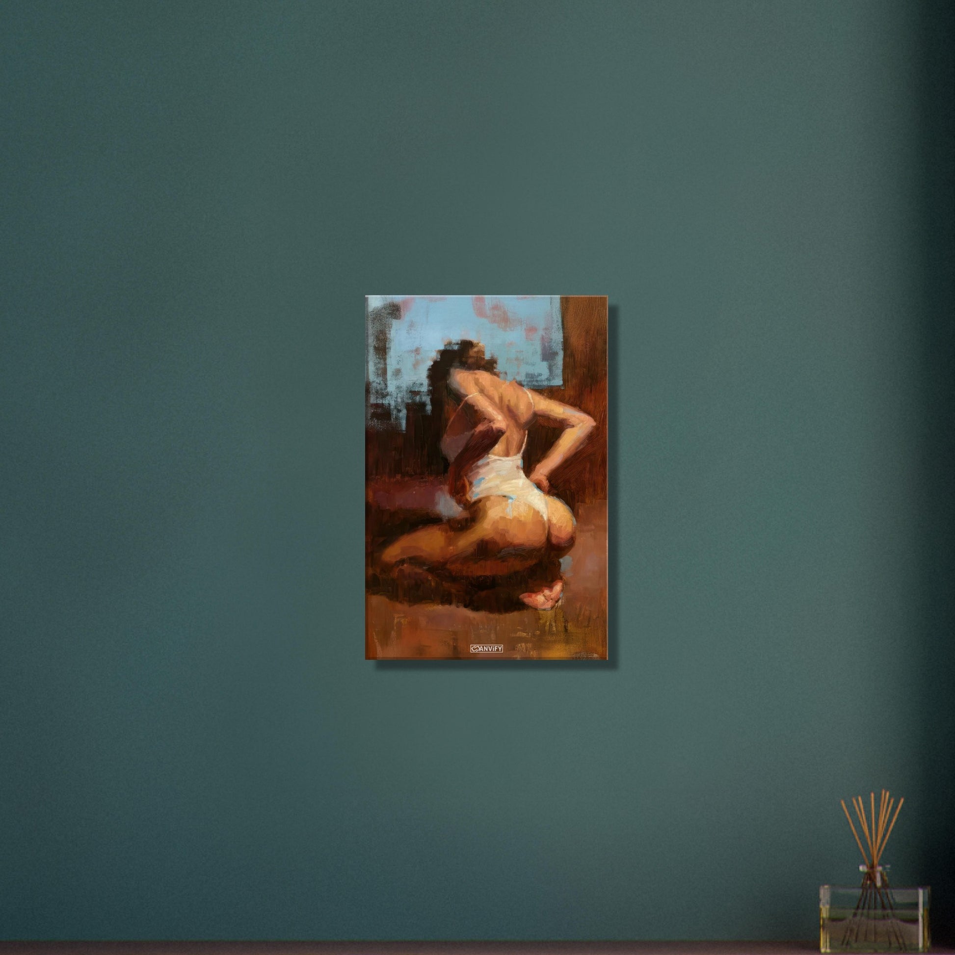 Schöne sexy Frau mit perfektem Körper im weißen Bodysuit auf einer Leinwand