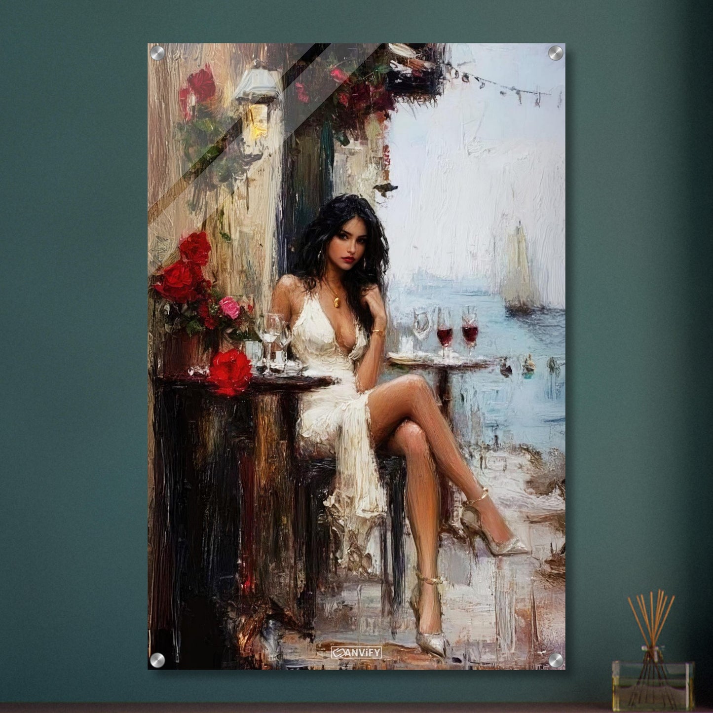 Schöne sexy dunkelhaarige Frau im weißen Kleid und mit einem Rotweinglas auf einem Acrylbild