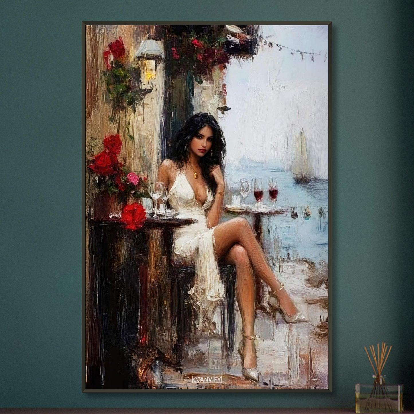 Schöne sexy dunkelhaarige Frau im weißen Kleid und mit einem Rotweinglas auf einem Poster im Metallrahmen