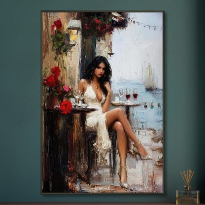 Schöne sexy dunkelhaarige Frau im weißen Kleid und mit einem Rotweinglas auf einem Poster im Metallrahmen