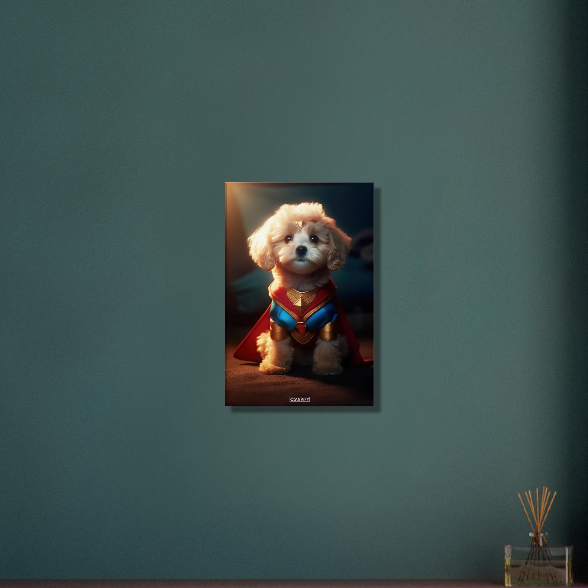 Maltipoo in einem Superhelden Kostüm von Wonder Woman auf einer Leinwand