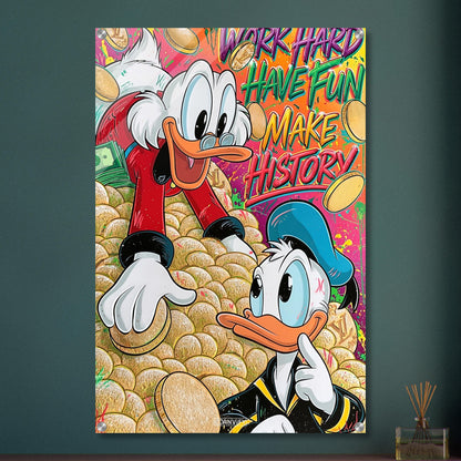 Dagobert Duck und Donald Duck schwimmen im Geld mit einem Spruch "Work Hard, Have Fun, Make History" im Pop Art Stil auf einem Acrylbild