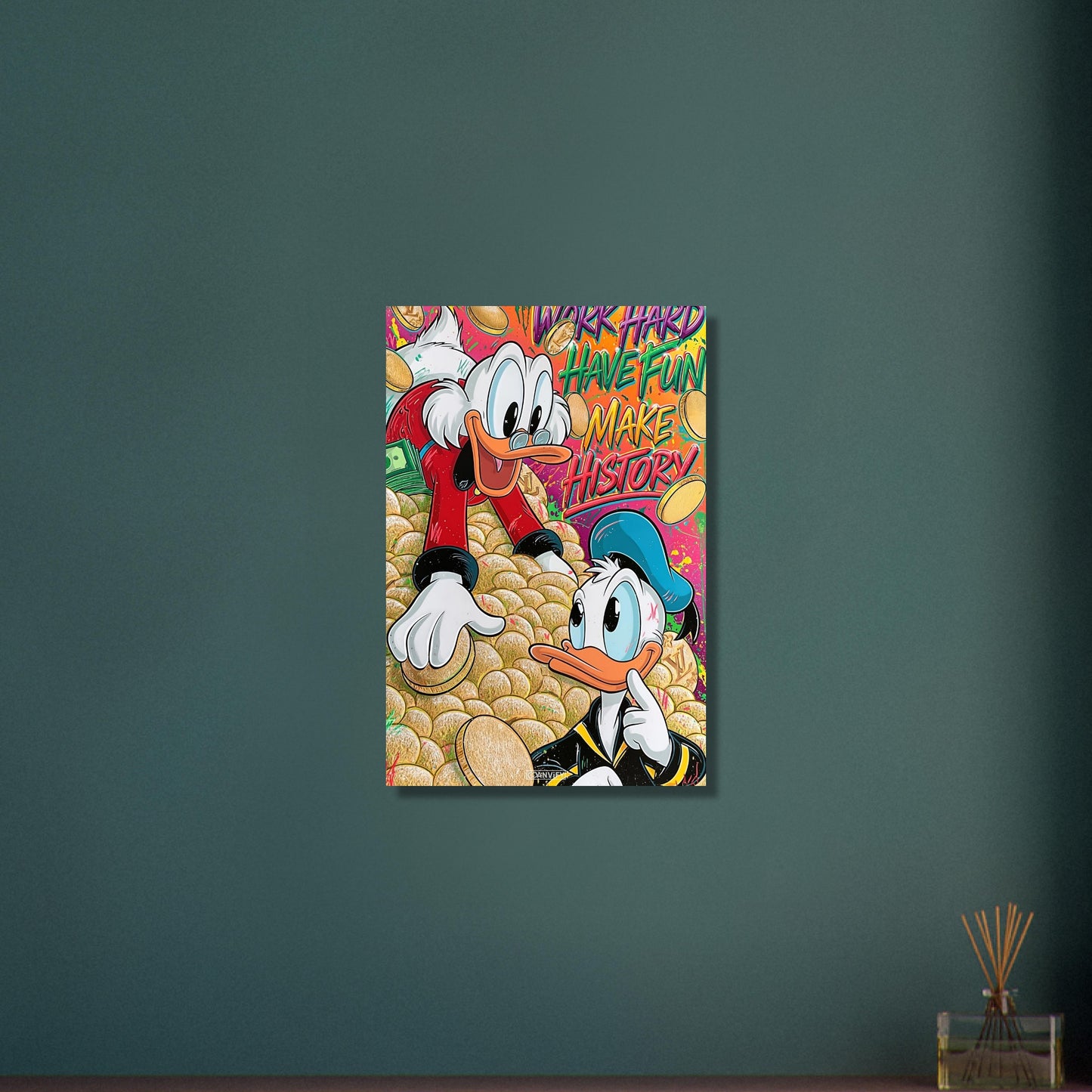 Dagobert Duck und Donald Duck schwimmen im Geld mit einem Spruch "Work Hard, Have Fun, Make History" im Pop Art Stil auf Aluminium