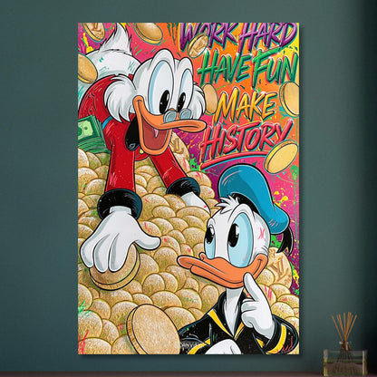 Dagobert Duck und Donald Duck schwimmen im Geld mit einem Spruch "Work Hard, Have Fun, Make History" im Pop Art Stil auf Aluminium
