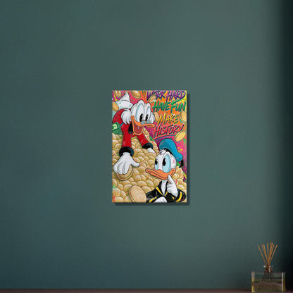 Dagobert Duck und Donald Duck schwimmen im Geld mit einem Spruch "Work Hard, Have Fun, Make History" im Pop Art Stil auf einer Leinwand
