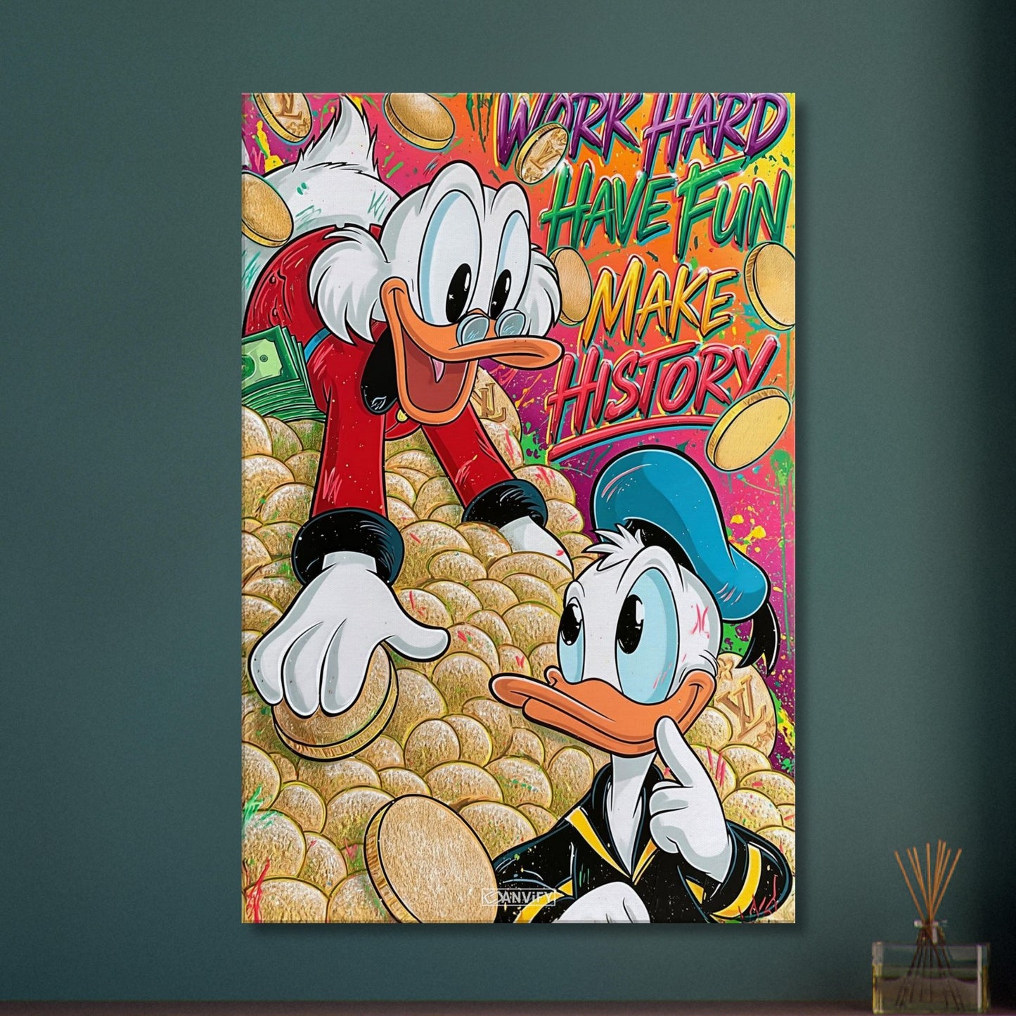 Dagobert Duck und Donald Duck schwimmen im Geld mit einem Spruch "Work Hard, Have Fun, Make History" im Pop Art Stil auf einer Leinwand