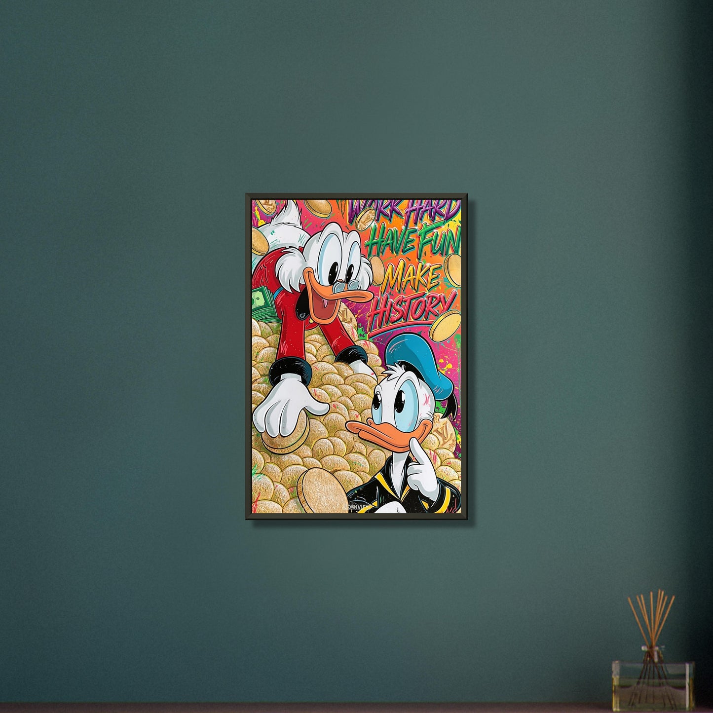 Dagobert Duck und Donald Duck schwimmen im Geld mit einem Spruch "Work Hard, Have Fun, Make History" im Pop Art Stil auf einem Poster im Metallrahmen