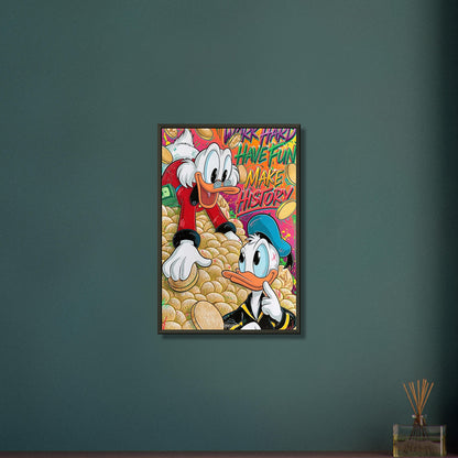 Dagobert Duck und Donald Duck schwimmen im Geld mit einem Spruch "Work Hard, Have Fun, Make History" im Pop Art Stil auf einem Poster im Metallrahmen