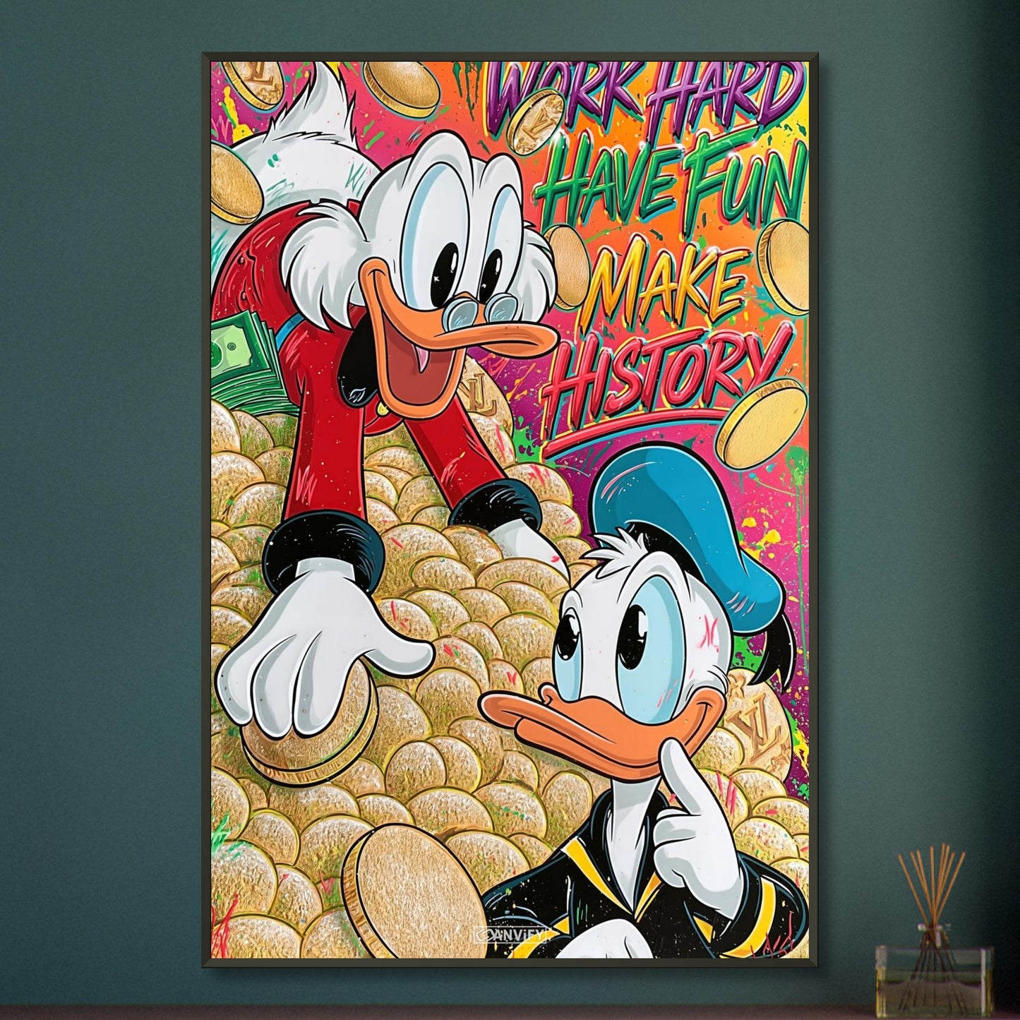 Dagobert Duck und Donald Duck schwimmen im Geld mit einem Spruch "Work Hard, Have Fun, Make History" im Pop Art Stil auf einem Poster im Metallrahmen