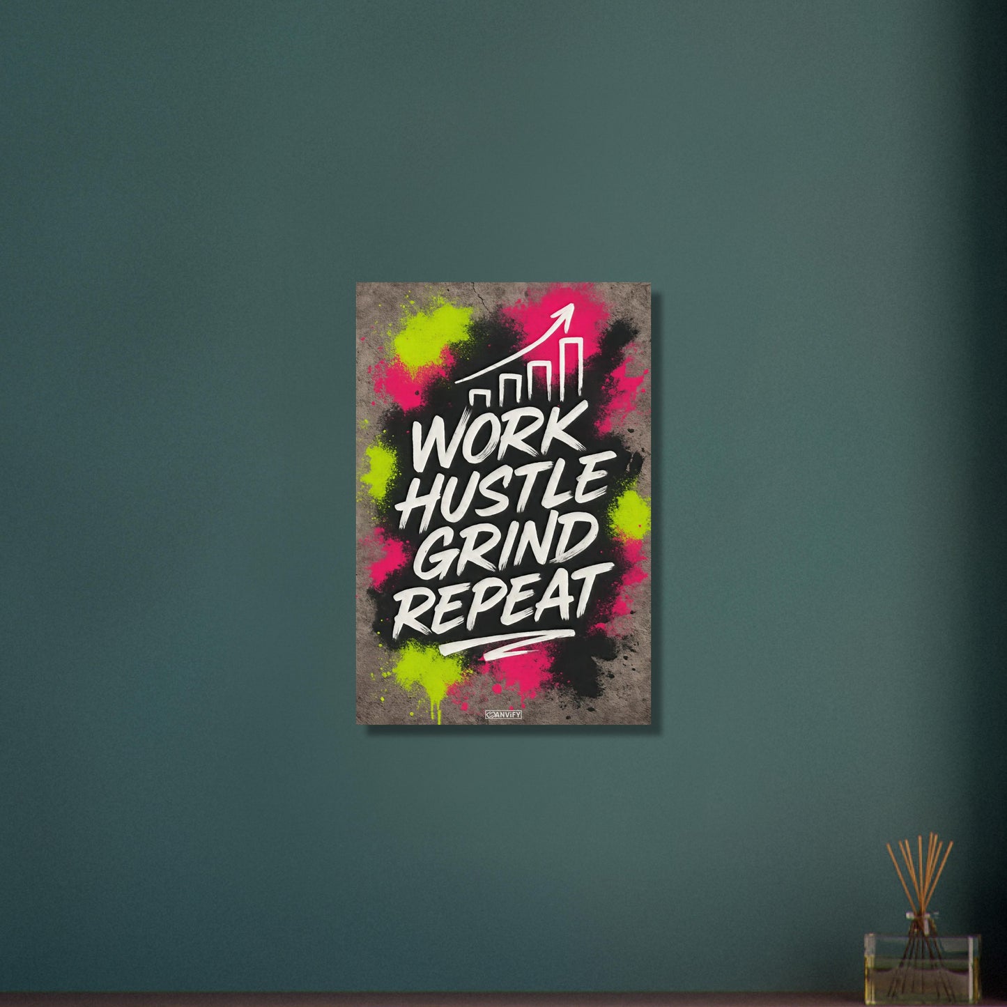 Work Hustle Grind Repeat Text im Graffiti Street Art Stil auf Aluminium