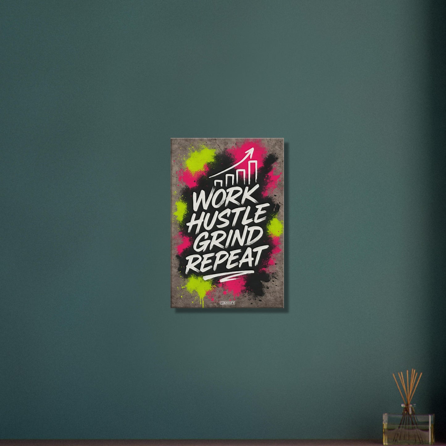 Work Hustle Grind Repeat Text im Graffiti Street Art Stil auf einer Leinwand