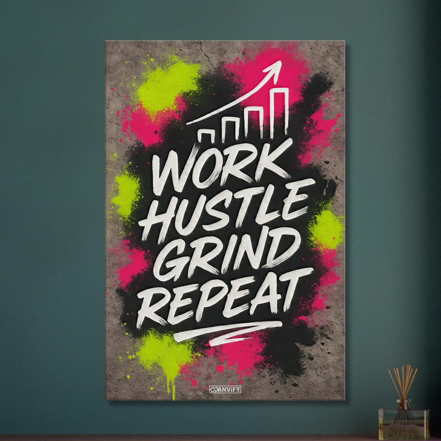 Work Hustle Grind Repeat Text im Graffiti Street Art Stil auf einer Leinwand