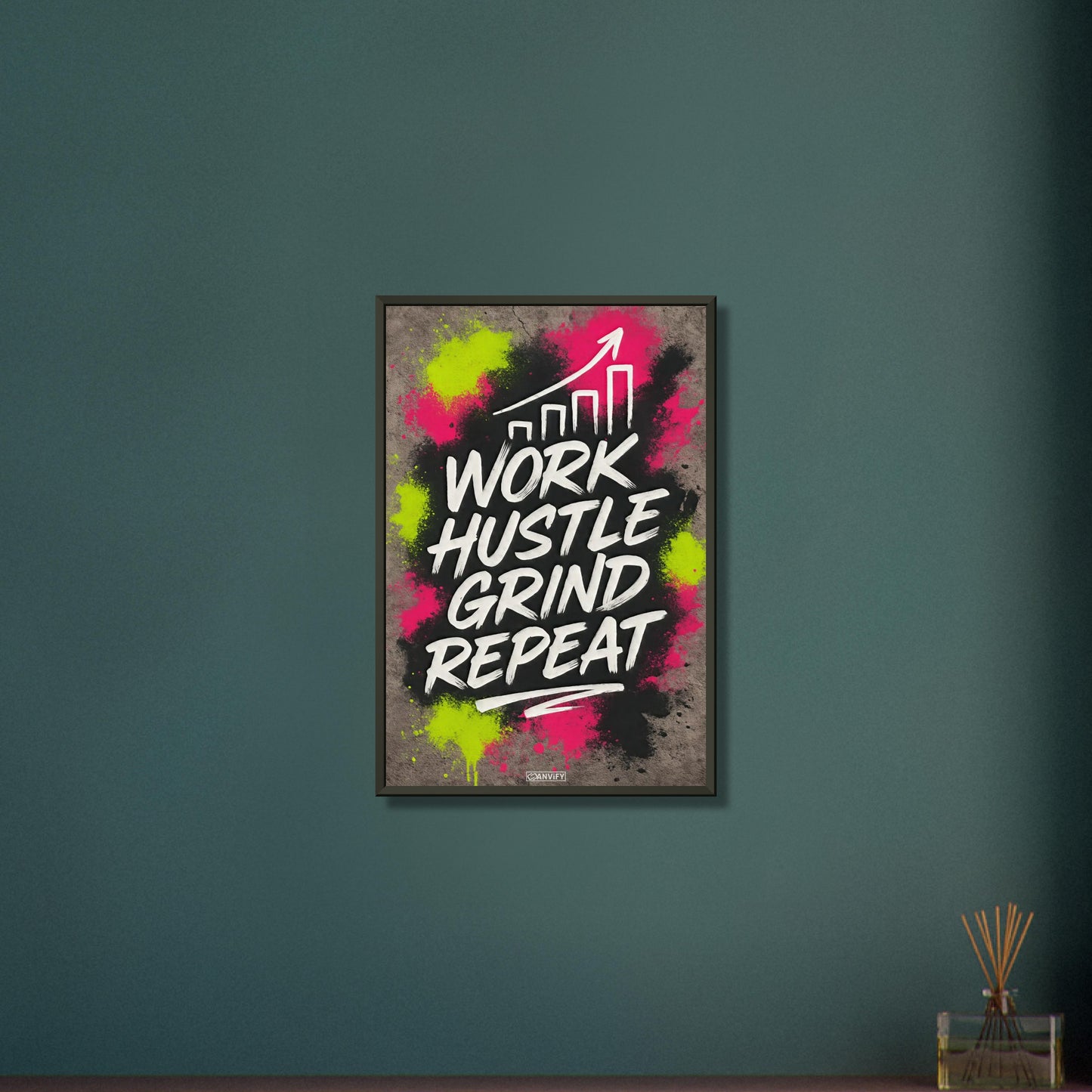 Work Hustle Grind Repeat Text im Graffiti Street Art Stil auf einem Poster im Metallrahmen