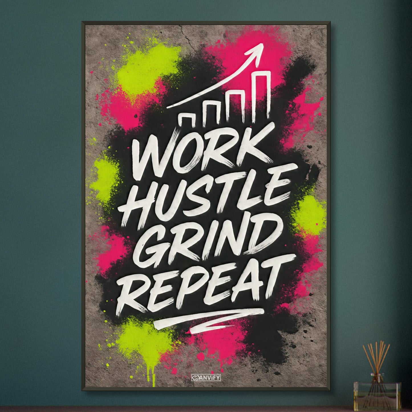 Work Hustle Grind Repeat Text im Graffiti Street Art Stil auf einem Poster im Metallrahmen