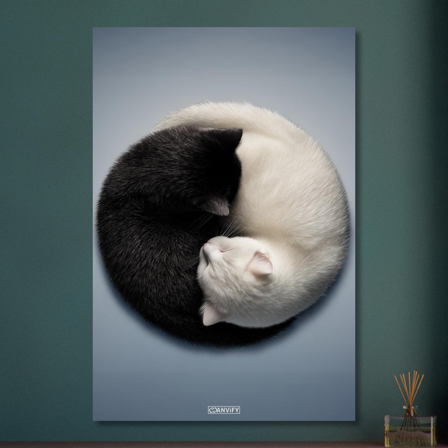 Schwarze und weiße Katze im Yin Yang auf Aluminium