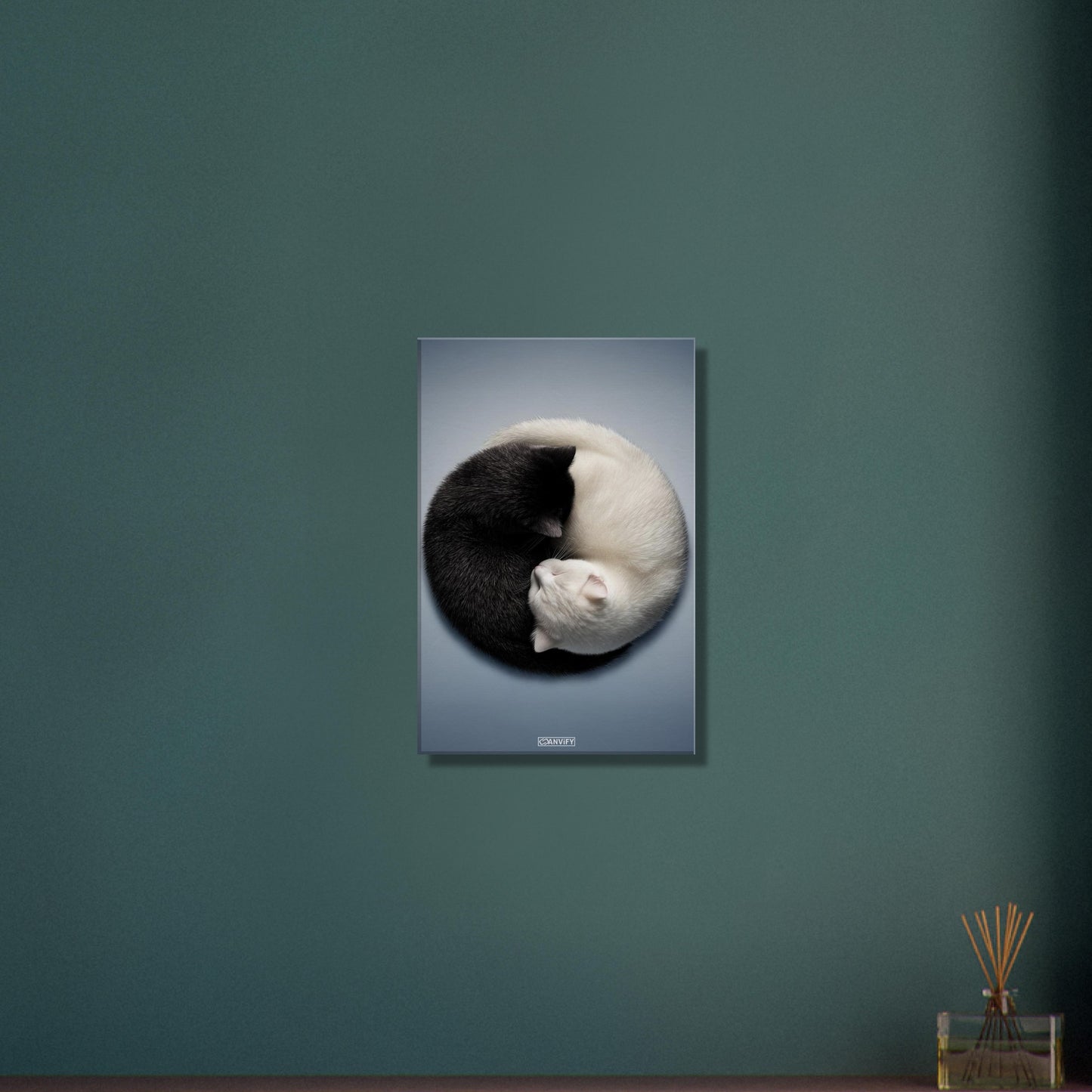Schwarze und weiße Katze im Yin Yang auf einer Leinwand