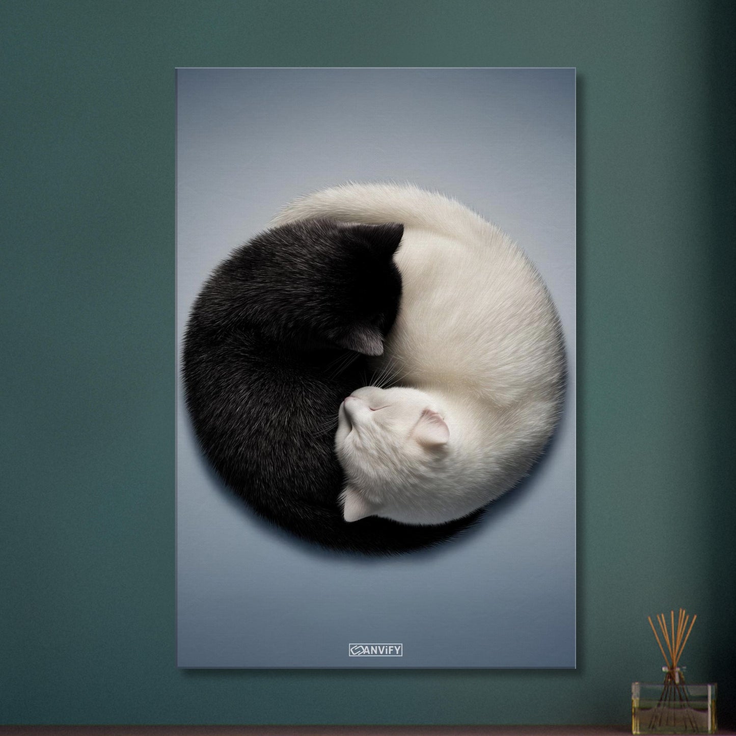 Schwarze und weiße Katze im Yin Yang auf einer Leinwand