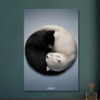 Schwarze und weiße Katze im Yin Yang auf einer Leinwand