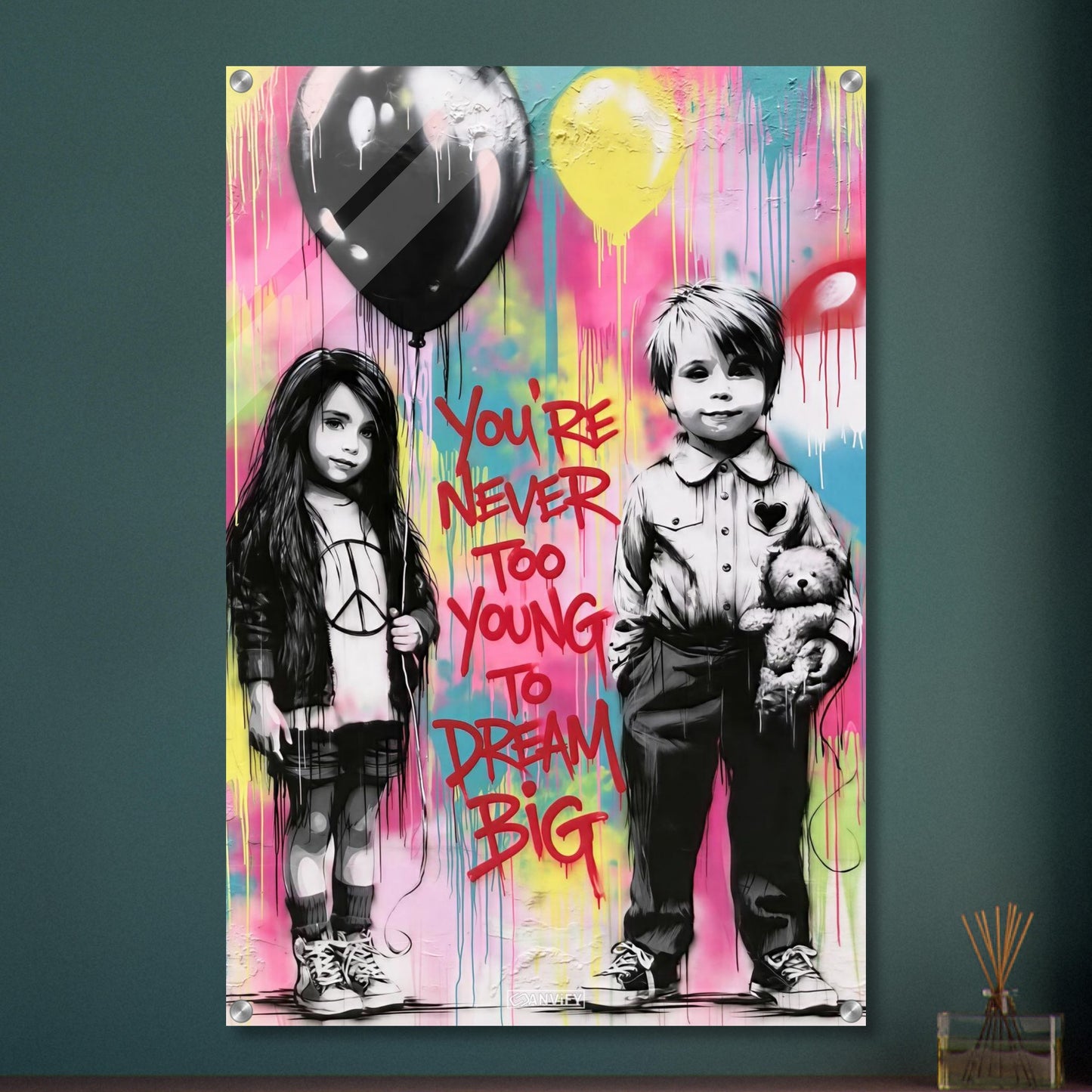 Junge mit einem Teddybär und ein Mädchen mit einem Luftballon in der Hand im Banksy Stil mit einem Spruch "You Are Never Too Young To Dream Big" auf einem Acrylbild