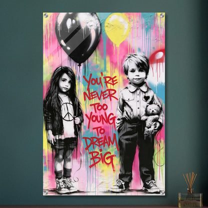 Junge mit einem Teddybär und ein Mädchen mit einem Luftballon in der Hand im Banksy Stil mit einem Spruch "You Are Never Too Young To Dream Big" auf einem Acrylbild