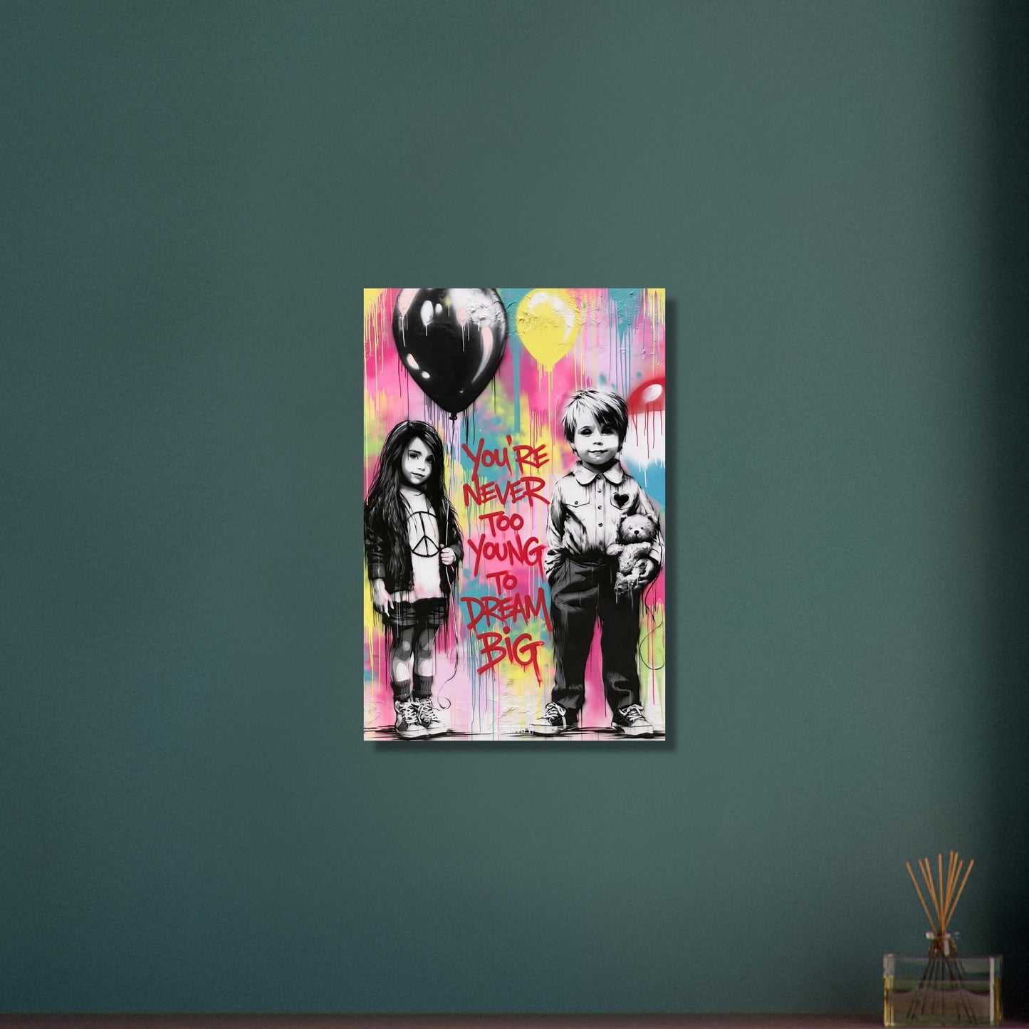 Junge mit einem Teddybär und ein Mädchen mit einem Luftballon in der Hand im Banksy Stil mit einem Spruch "You Are Never Too Young To Dream Big" auf Aluminium
