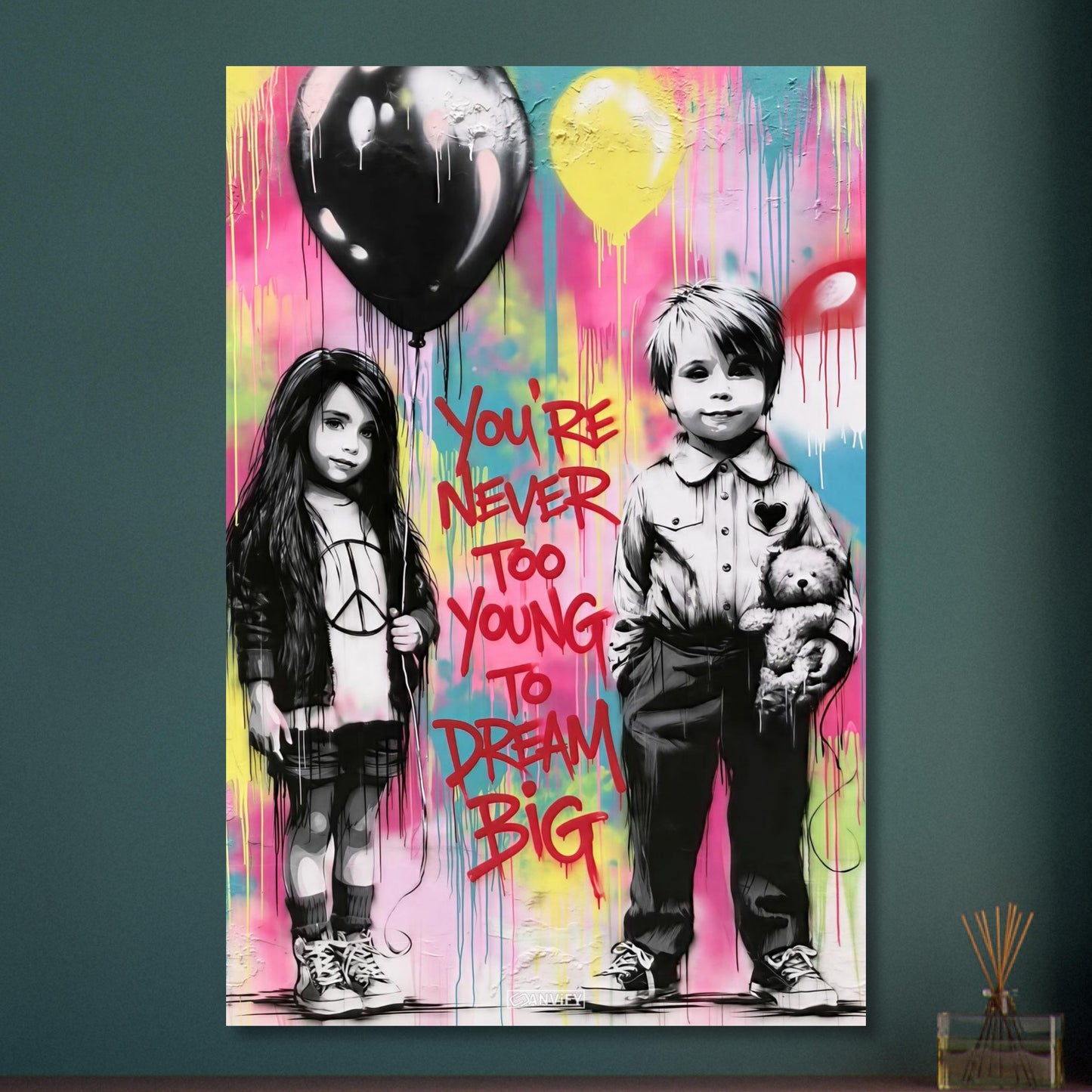 Junge mit einem Teddybär und ein Mädchen mit einem Luftballon in der Hand im Banksy Stil mit einem Spruch "You Are Never Too Young To Dream Big" auf Aluminium
