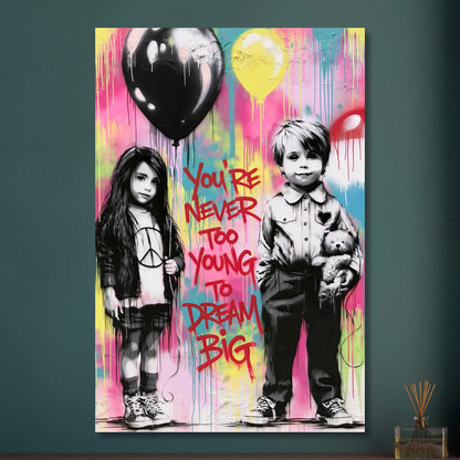 Junge mit einem Teddybär und ein Mädchen mit einem Luftballon in der Hand im Banksy Stil mit einem Spruch "You Are Never Too Young To Dream Big" auf Aluminium