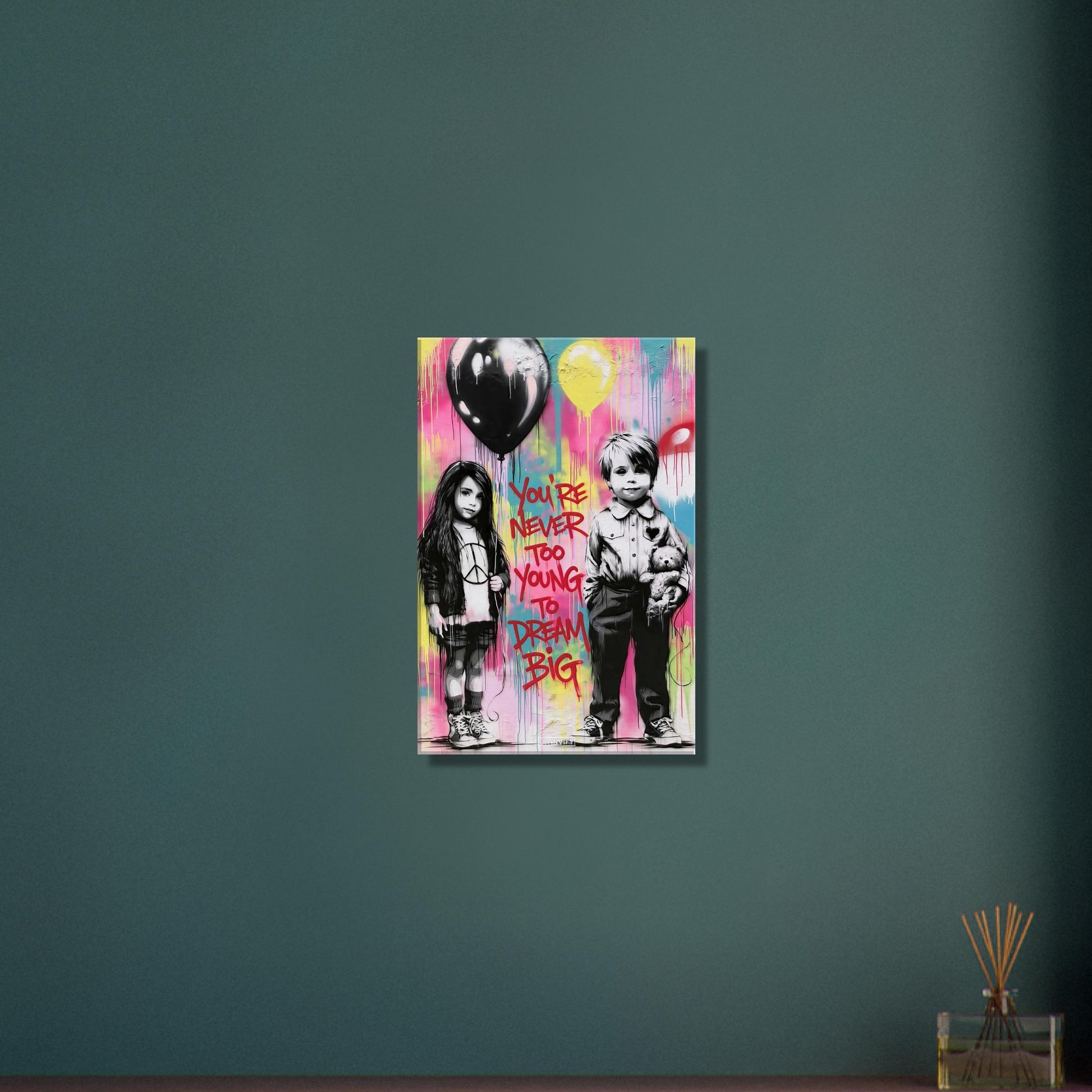 Junge mit einem Teddybär und ein Mädchen mit einem Luftballon in der Hand im Banksy Stil mit einem Spruch "You Are Never Too Young To Dream Big" auf einer Leinwand