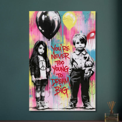 Junge mit einem Teddybär und ein Mädchen mit einem Luftballon in der Hand im Banksy Stil mit einem Spruch "You Are Never Too Young To Dream Big" auf einer Leinwand