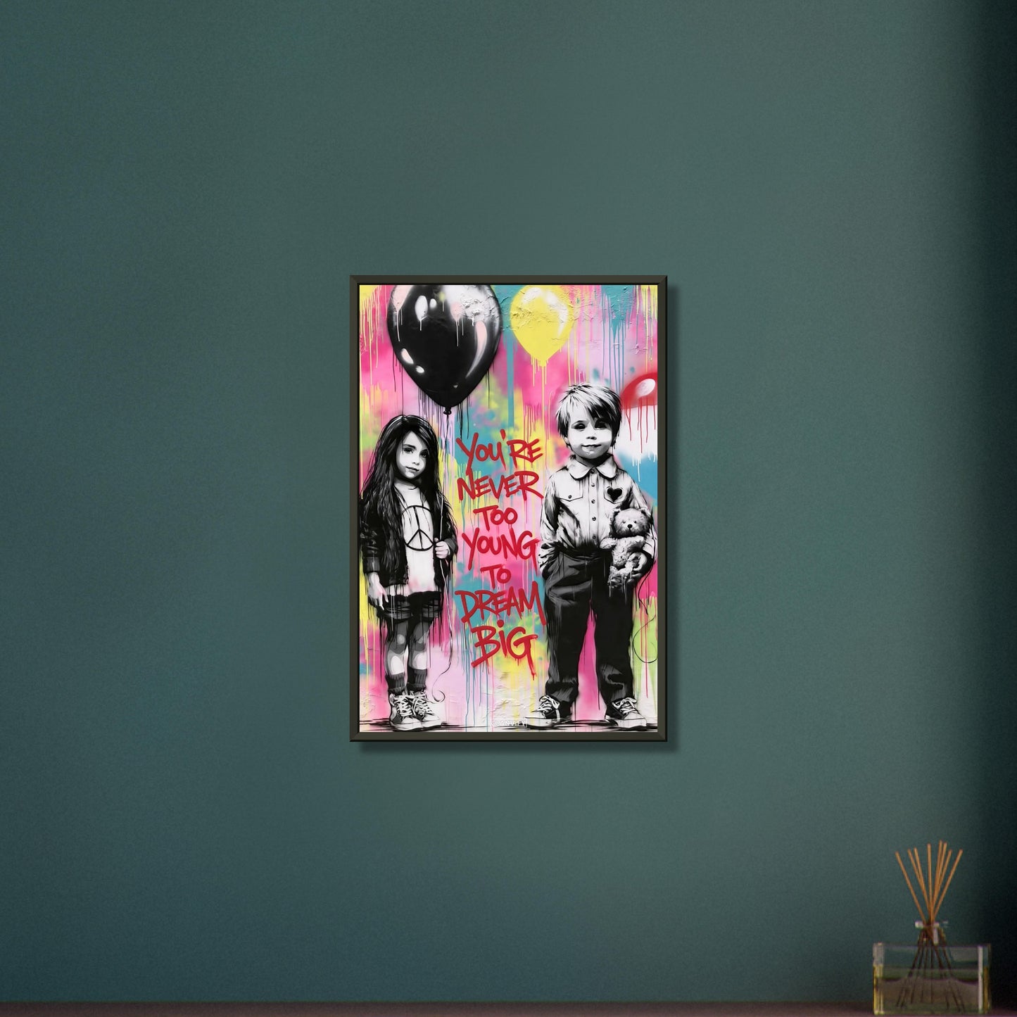 Junge mit einem Teddybär und ein Mädchen mit einem Luftballon in der Hand im Banksy Stil mit einem Spruch "You Are Never Too Young To Dream Big" auf einem Poster im Metallrahmen
