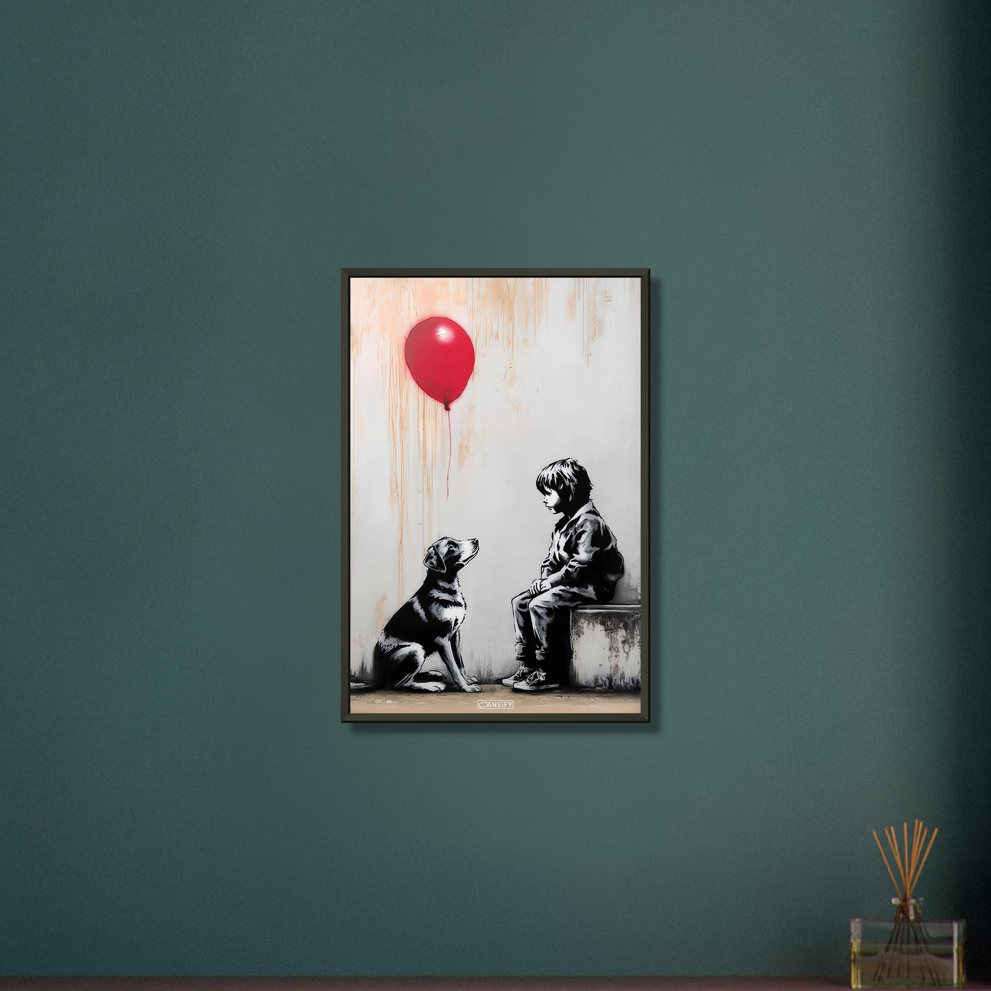 Junge sitzt mit einem Hund und ein roter Luftballon schwebt über dem Hund im Stil von Banksy auf einem Poster im Metallrahmen