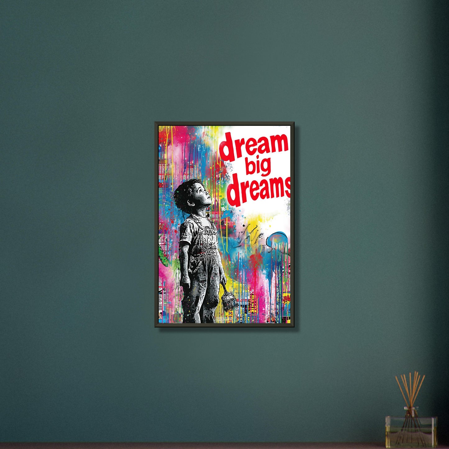 Junge im bunten Banksy Pop Art Stil und dem Spruch "Träume große Träume" auf einem Poster im Metallrahmen