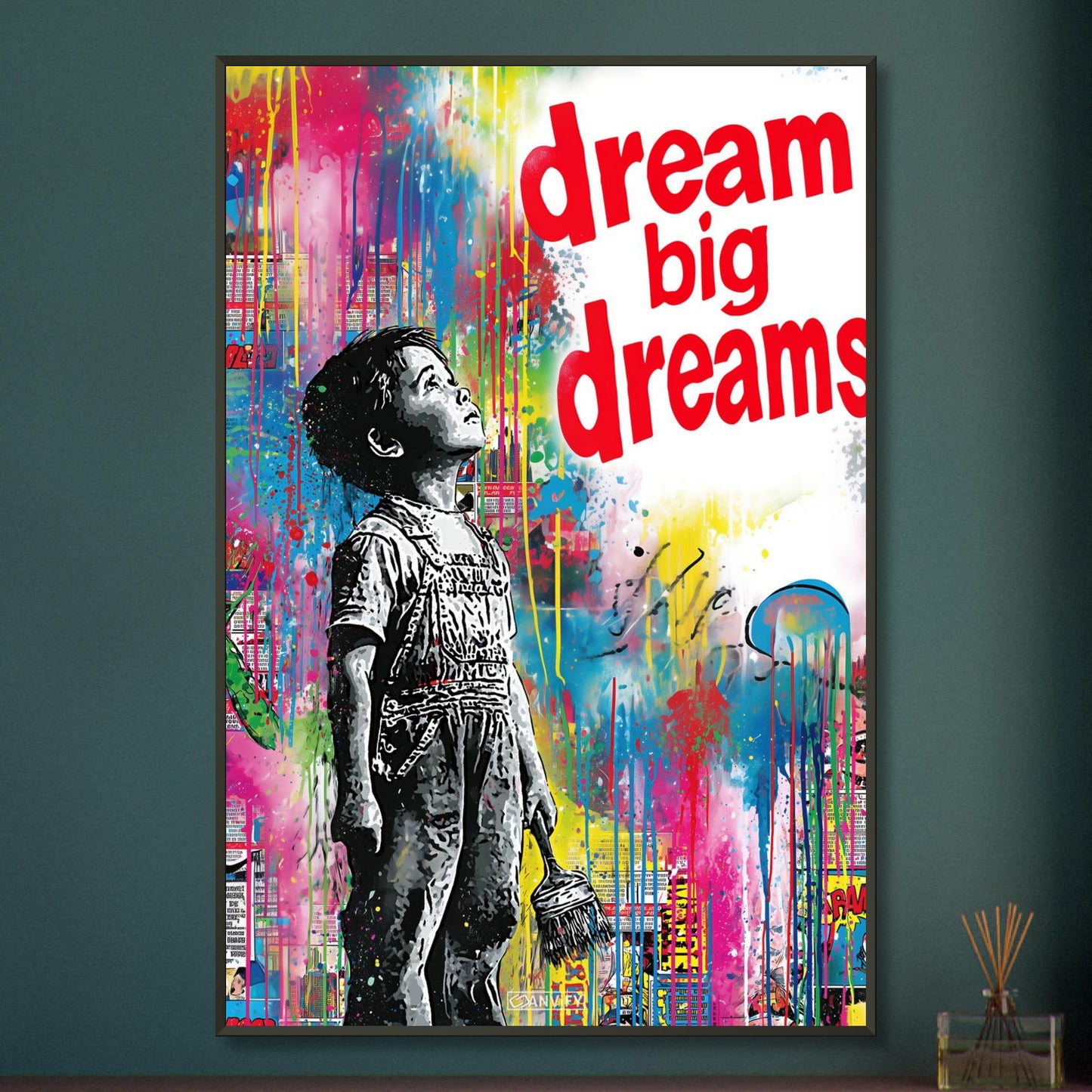 Junge im bunten Banksy Pop Art Stil und dem Spruch "Träume große Träume" auf einem Poster im Metallrahmen