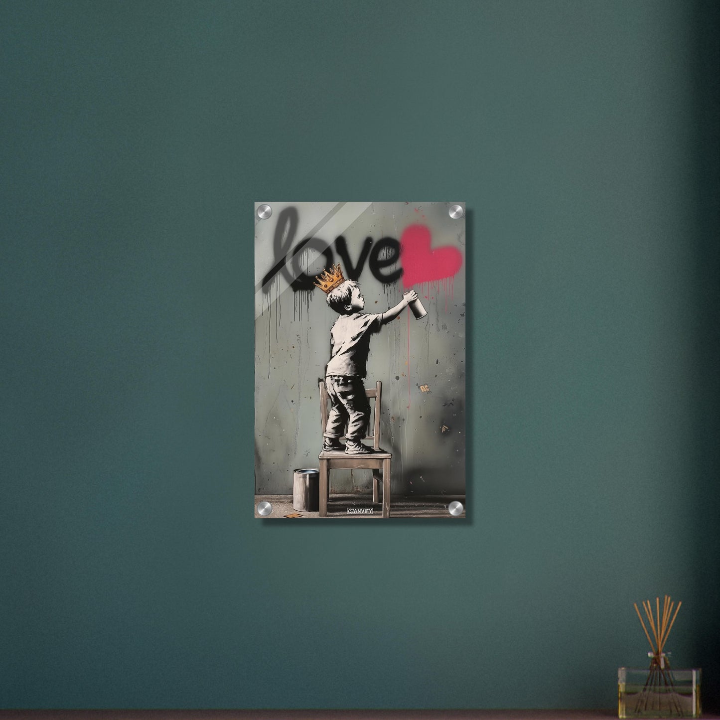 Junge mit Krone im Banksy Stil malt LOVE mit einem roten Herz auf die Wand auf einem Acrylbild